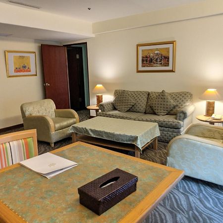 Howard Beach Resort Kenting Esterno foto A living room in a suite at the hotel