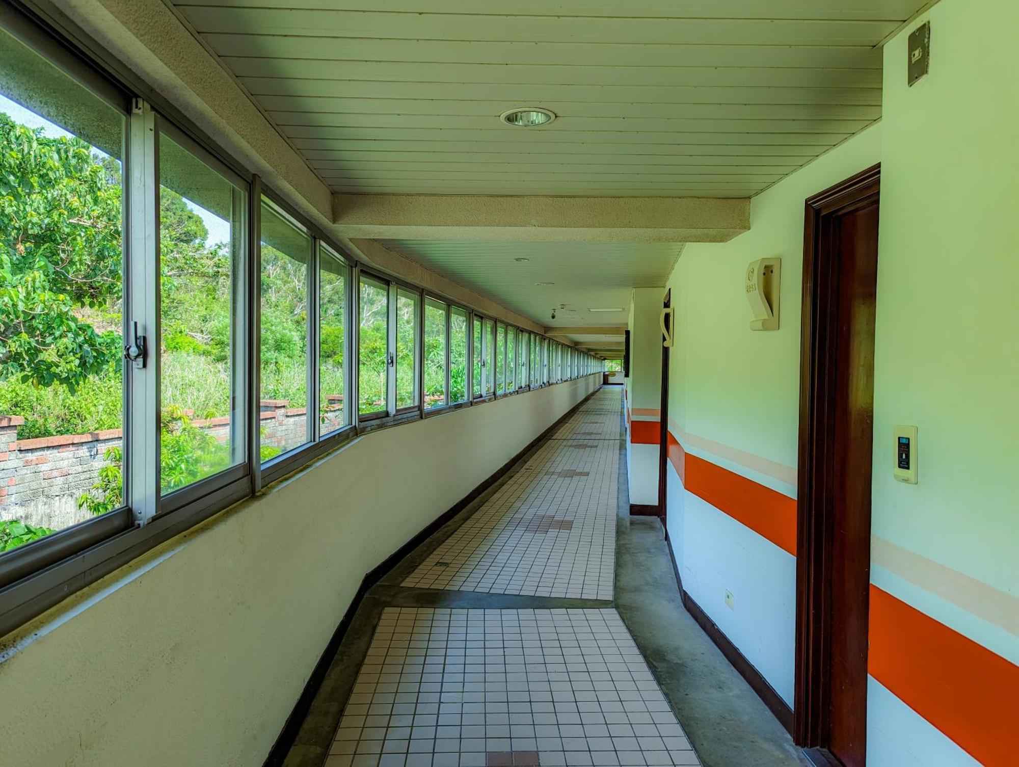 Howard Beach Resort Kenting Esterno foto A corridor in the 1970s
