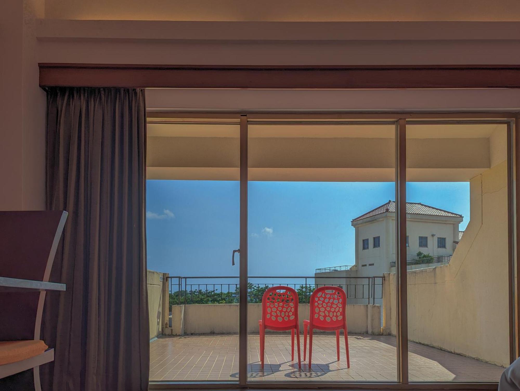 Howard Beach Resort Kenting Esterno foto A sliding door