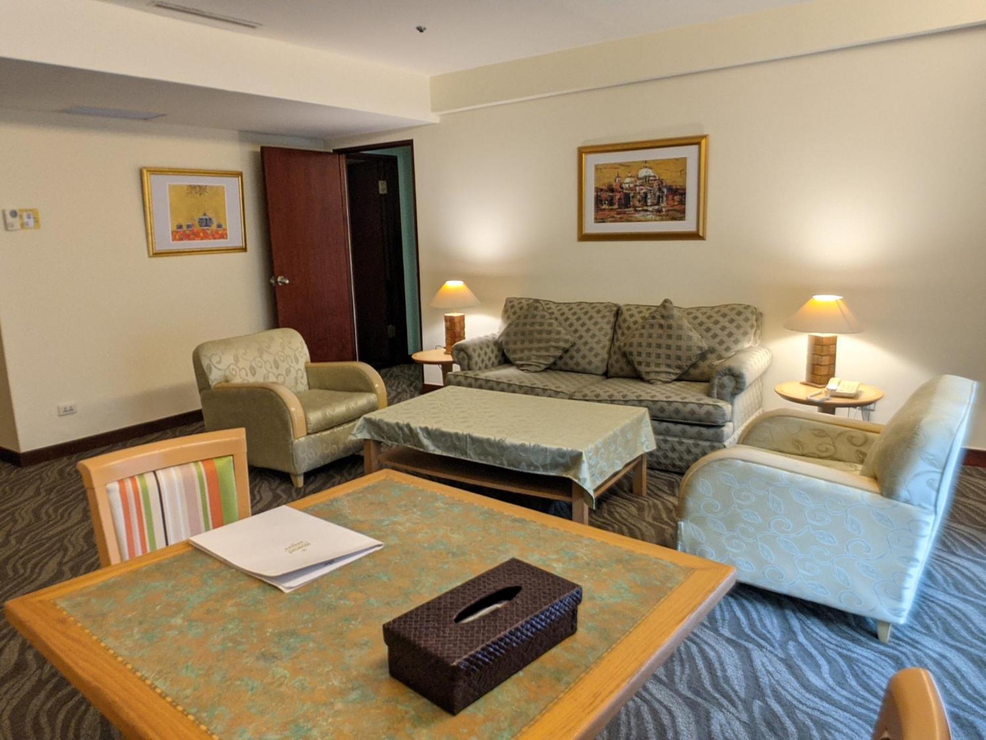 Howard Beach Resort Kenting Esterno foto A living room in a suite at the hotel