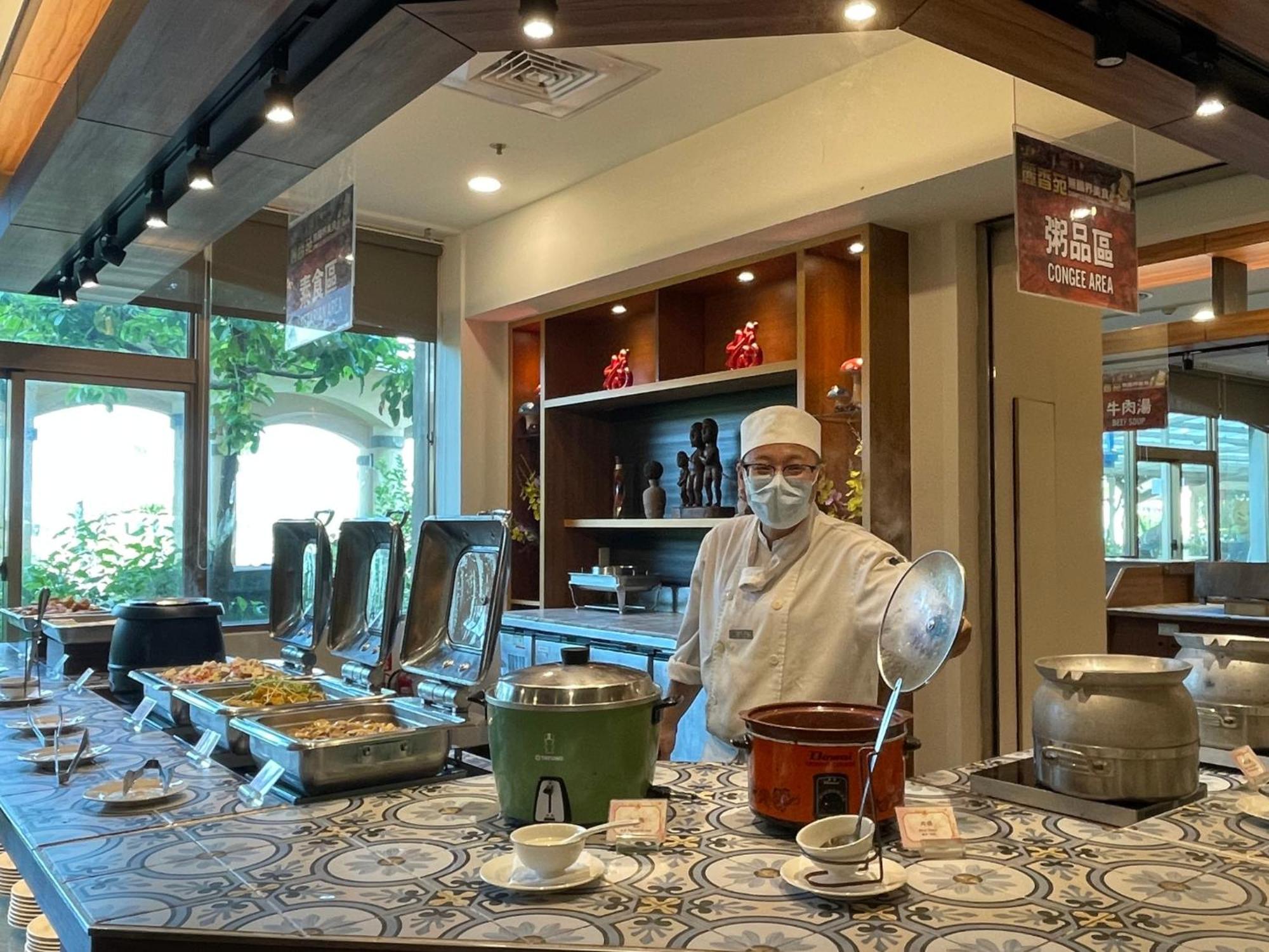 Howard Beach Resort Kenting Esterno foto A buffet at a hotel in Taiwan