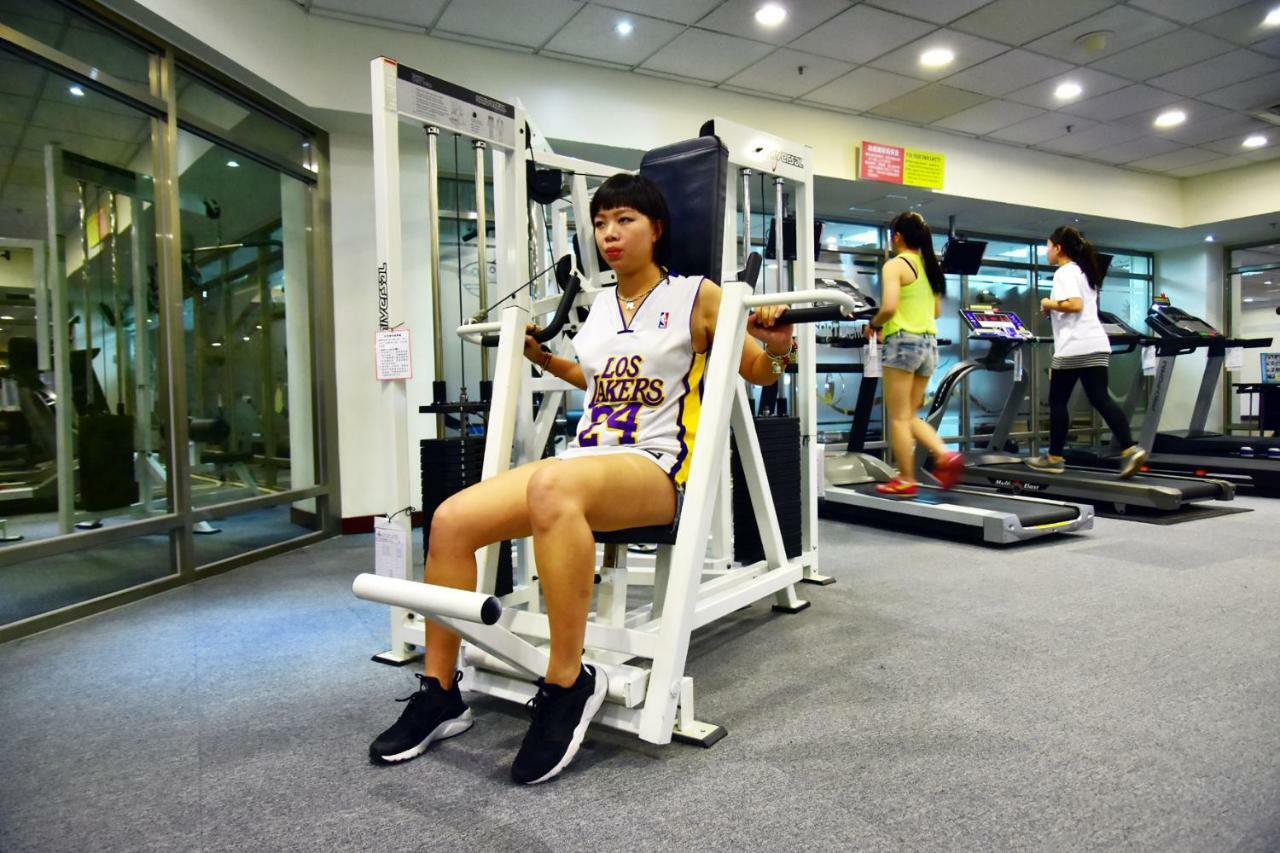 Howard Beach Resort Kenting Esterno foto A woman performing a leg press