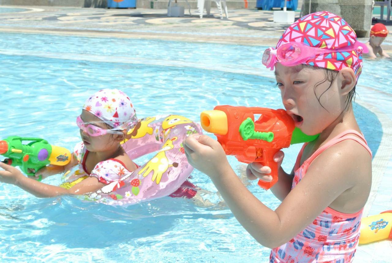 Howard Beach Resort Kenting Esterno foto Children playing with water guns