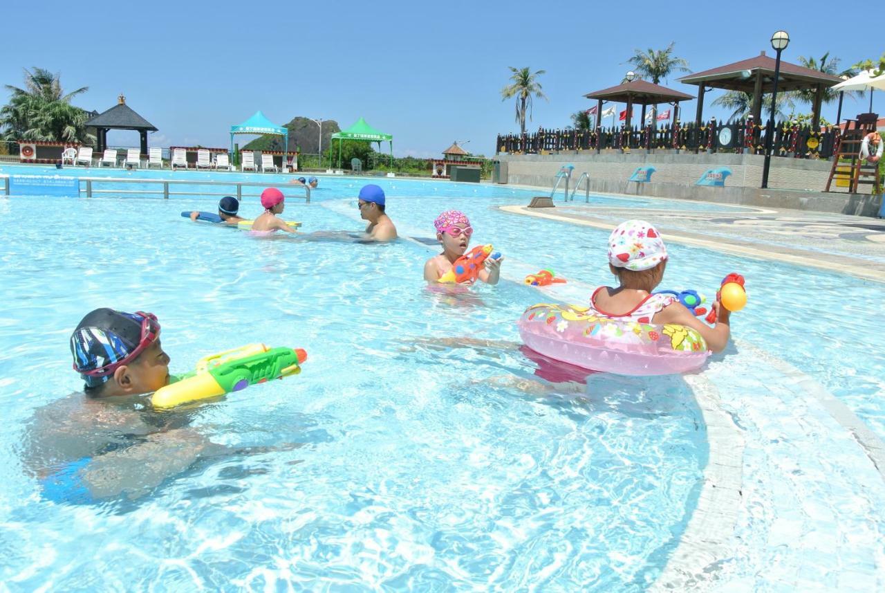 Howard Beach Resort Kenting Esterno foto Children playing in a swimming pool