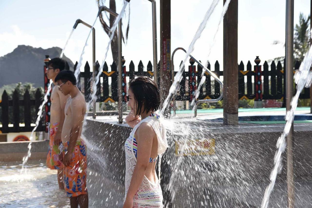 Howard Beach Resort Kenting Esterno foto A shower at a water park