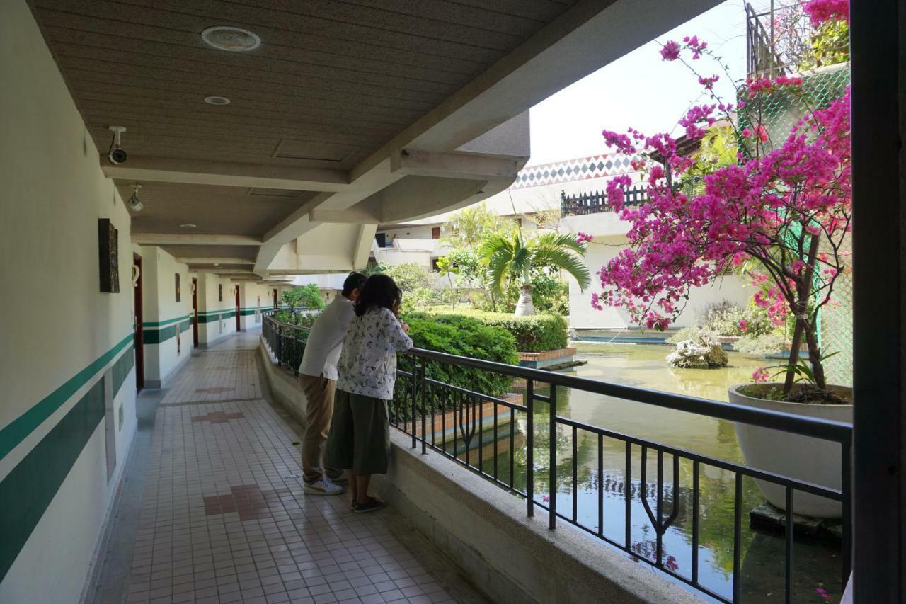 Howard Beach Resort Kenting Esterno foto The university's main building