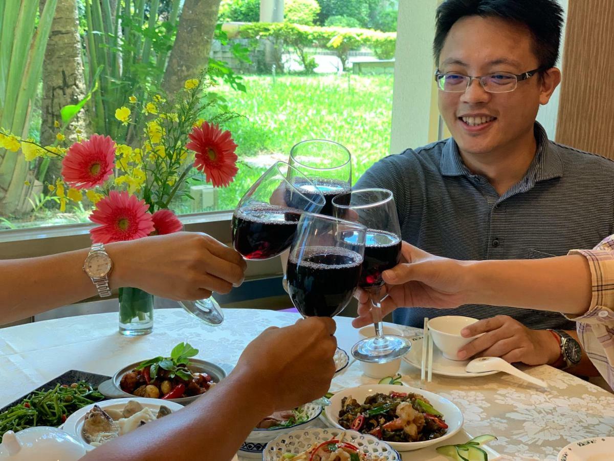 Howard Beach Resort Kenting Esterno foto A toast with wine